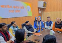 बूथों पर मन की बात सुनने के बाद मतदाता बनाने के लिए फार्म भरवाए