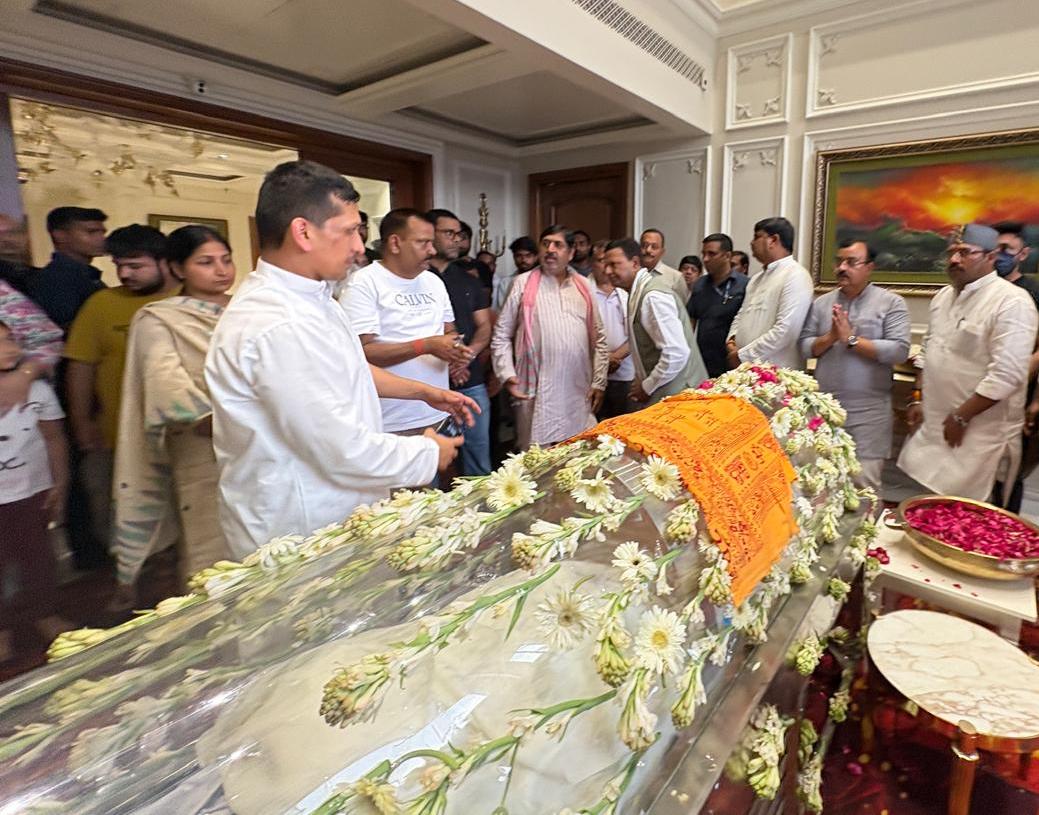 प्रतीक यादव के निधन पर शोक व्यक्त करने पहुंचे भाजपा प्रदेश अध्यक्ष पंकज चौधरी 2 WhatsApp Image 2026 05 13 at 21.45.03 1