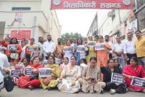 सपा सांसद की अभद्र टिप्पणी के विरोध में भाजपा लखनऊ महानगर एवं जिला महिला मोर्चा का प्रदर्शन