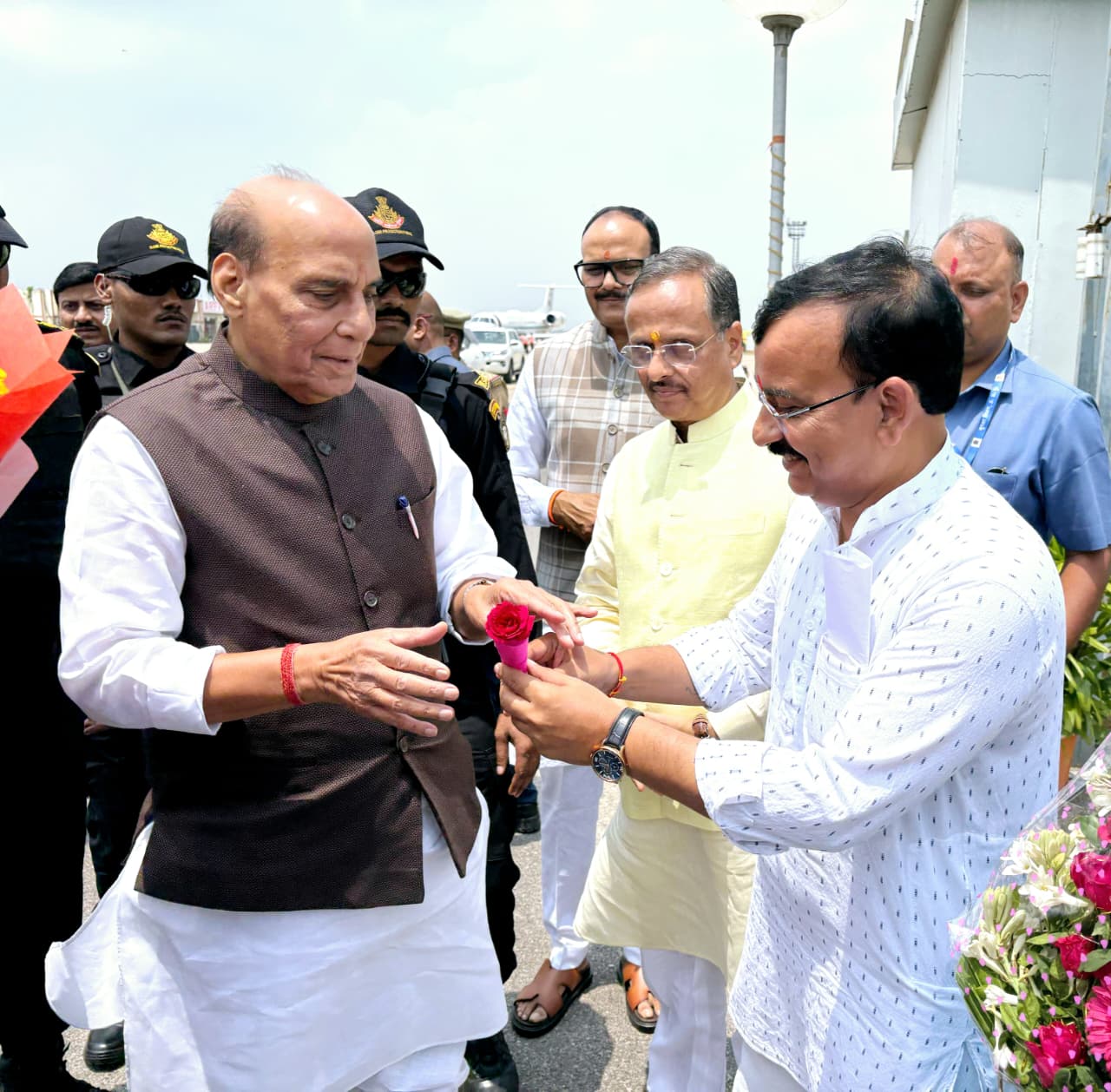 रक्षा मंत्री राजनाथ सिंह का लखनऊ आगमन पर एयरपोर्ट पर हुआ जोरदार स्वागत