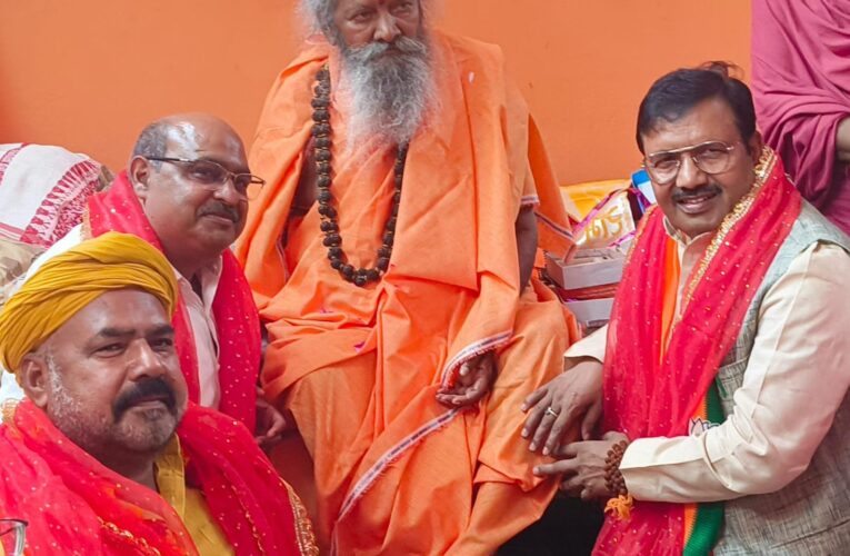 गुरु पूर्णिमा पर भाजपा लखनऊ महानगर ने 123 मंदिरों में संत-महात्माओं का किया सम्मान