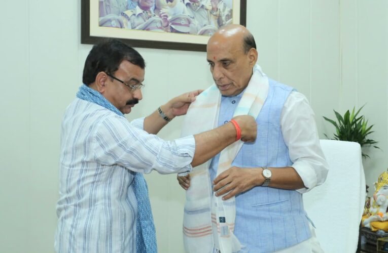 गुरु पूर्णिमा पर रक्षा मंत्री राजनाथ सिंह से मिले भाजपा लखनऊ महानगर अध्यक्ष आनंद द्विवेदी