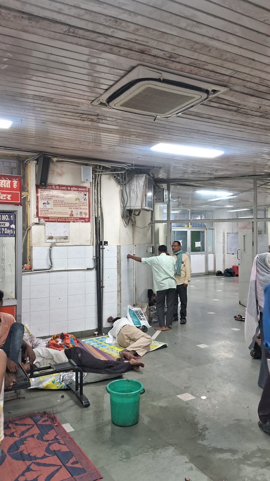 केजीएमयू के ट्रॉमा सेंटर के प्रथमतल पर एसी से टपकता पानी 3 9 1