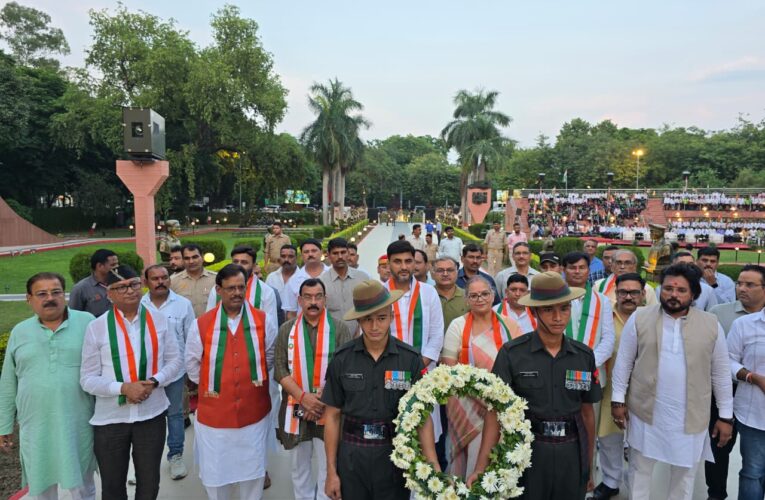 कारगिल विजय दिवस पर शहीदों को भावभीनी श्रद्धांजलि, 527 दीप प्रज्ज्वलित कर वीर जवानों के बलिदान को किया नमन