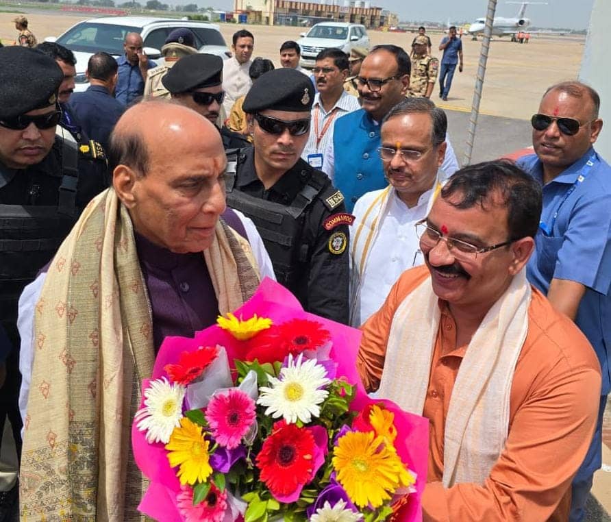 लखनऊ आगमन पर रक्षा मंत्री राजनाथ सिंह का भव्य स्वागत 25 WhatsApp Image 2026 07 13 at 16.10.51