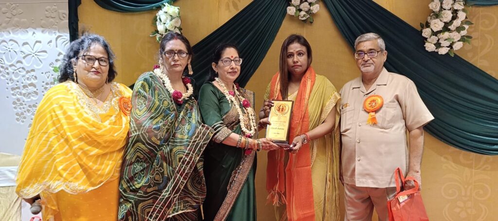 HAPPY LAUGHTER LIFE CLUB द्वारा लखनऊ के A N R HOTEL में तीज उत्सव का आयोजन किया गया 3 A 3