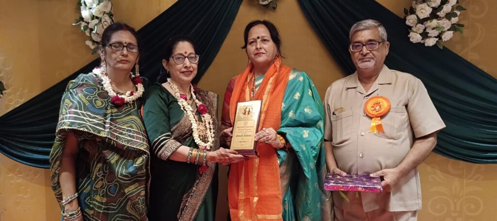 HAPPY LAUGHTER LIFE CLUB द्वारा लखनऊ के A N R HOTEL में तीज उत्सव का आयोजन किया गया 4 B 3
