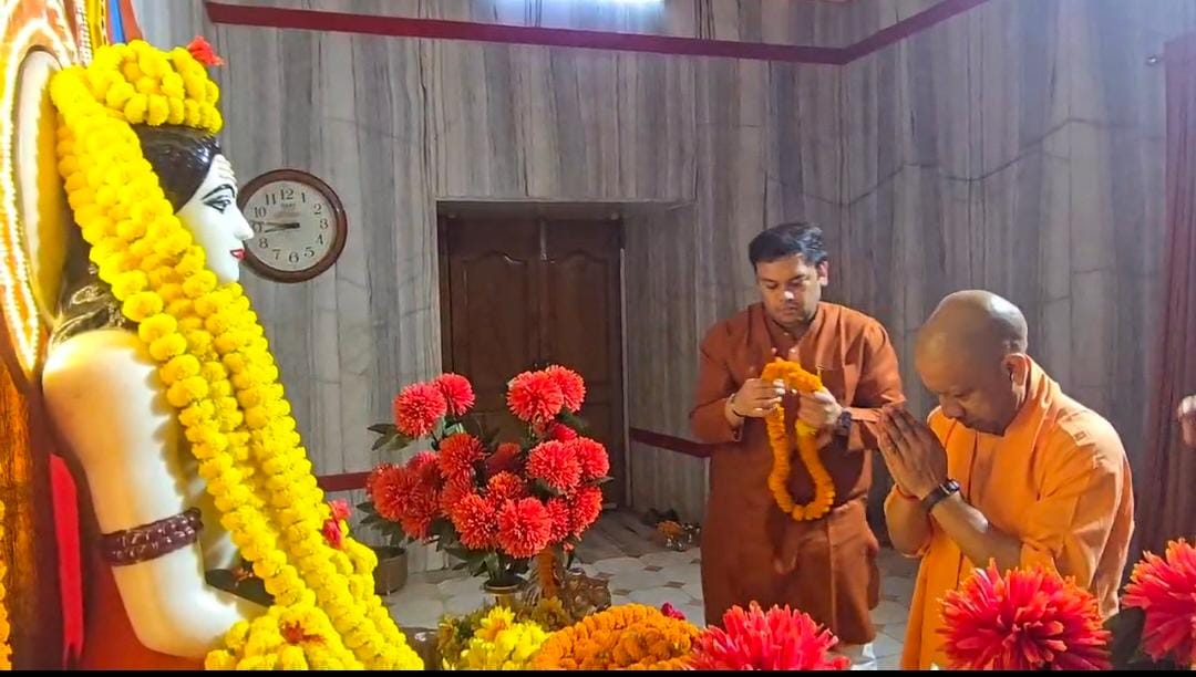 गोरखनाथ मंदिर पहुंचे सीएम योगी गुरु गोरखनाथ का किया दर्शन-पूजन 6 17 1