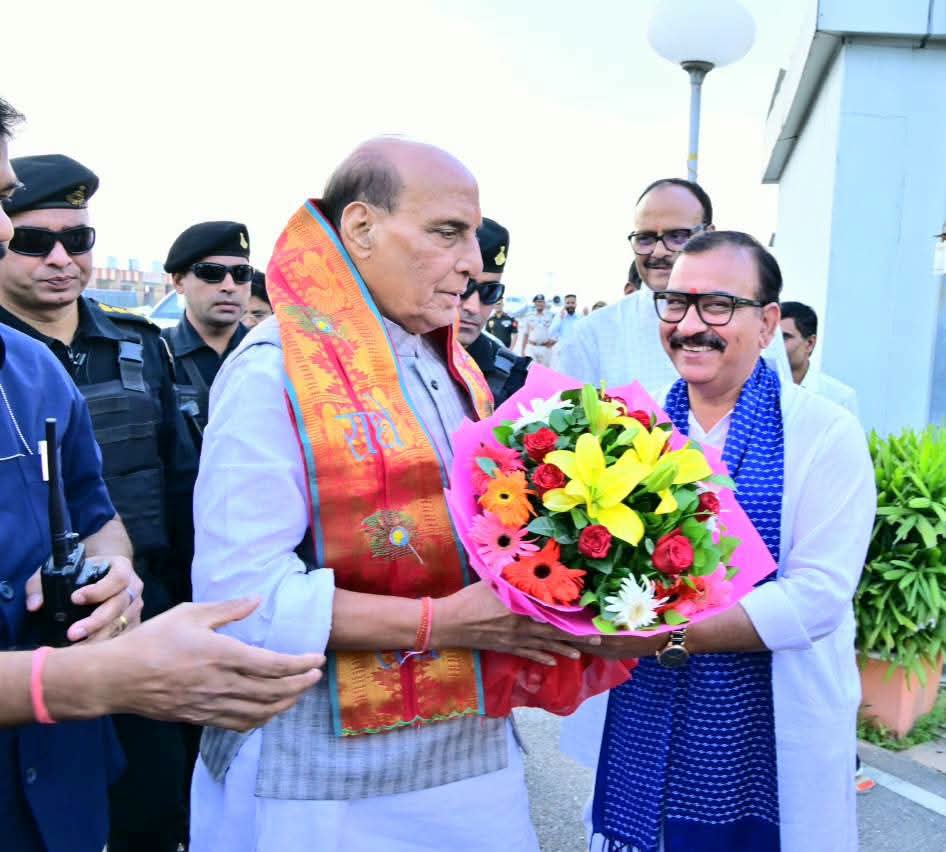 तीन दिवसीय लखनऊ प्रवास पर पहुंचे रक्षामंत्री राजनाथ सिंह जनप्रतिनिधियों ने पुष्पगुच्छ व अंगवस्त्र भेंट कर किया स्वागत