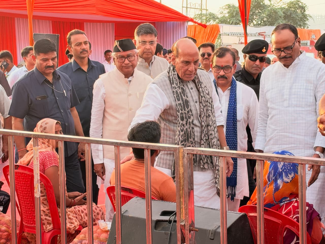 केंद्रीय रक्षामंत्री एवं लखनऊ के सांसद राजनाथ सिंह ने अपने तीन दिवसीय लखनऊ प्रवास के दौरान गुरुवार को बाढ़ प्रभावित फैजुल्लागंज क्षेत्र का दौरा कर प्रभावित परिवारों का हाल जाना